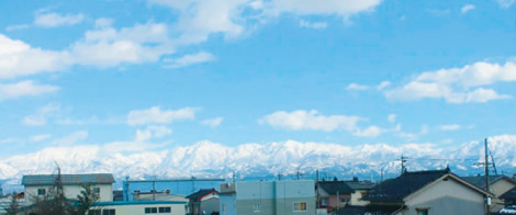 信仰と畏敬の念を以て仰ぎ見られる立山連峰。